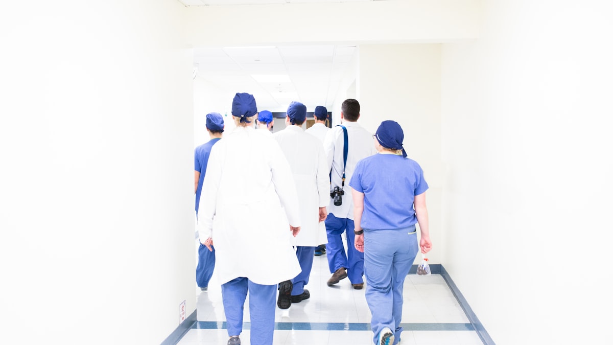 Konsultasi dokter kini cukup lewat layar ponsel — menjangkau pasien yang dulu sulit bertemu tenaga medis.